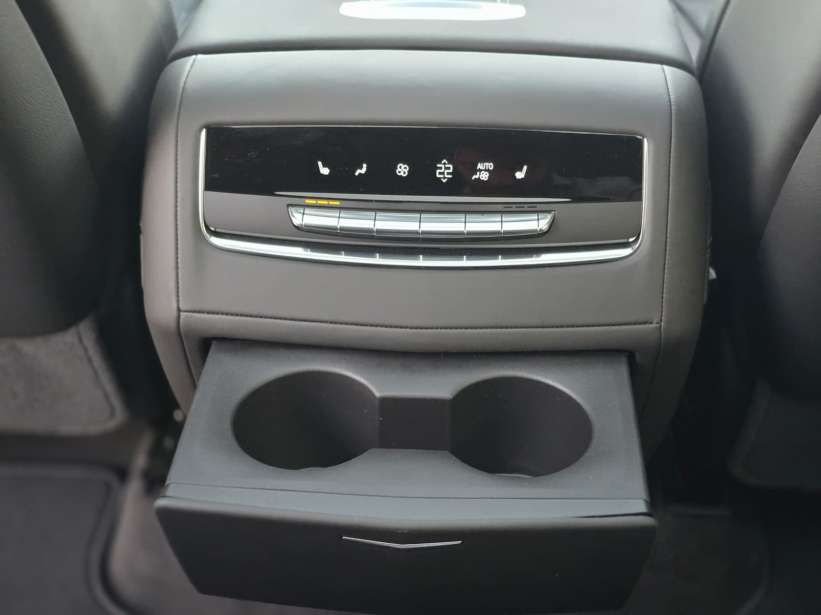 Cadillac Escalade Sport Platinum — 4